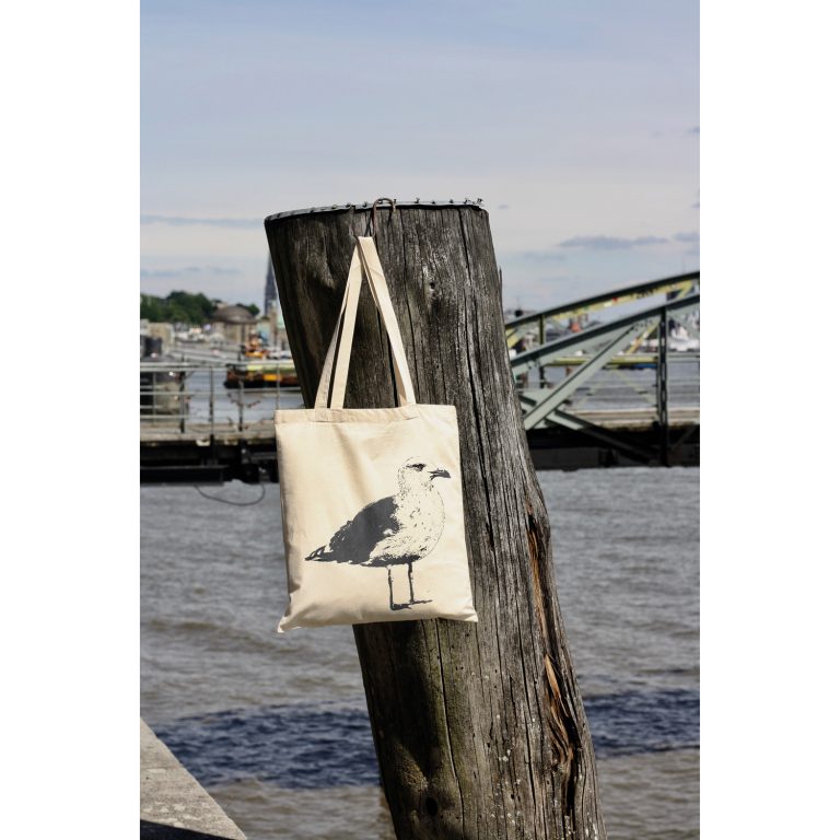 Frohstoff Jutebeutel mit dem Möwen Motiv an einem Hafenpoller aufgehangen im Hamburger Hafen