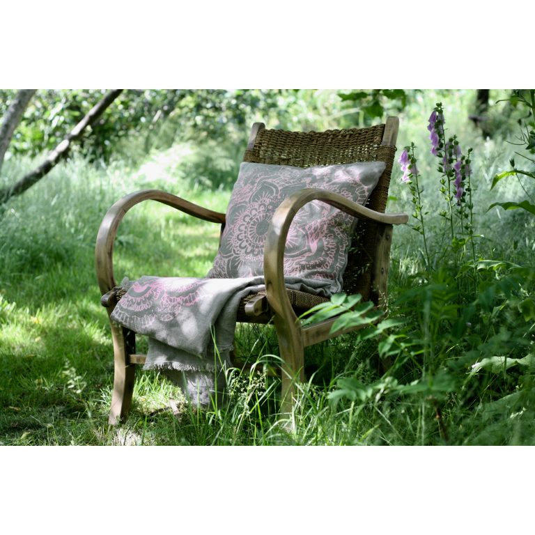 Frohstoff Plaid aus Leinen Ornament in Pastellpink mit Kissen auf einem Stuhl in der Natur liegend