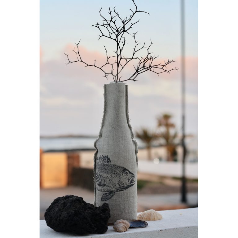 Frohstoff Flaschenhussen aus Leinen mit Barsch Motiv dekoriert mit einer Pflanze und Muscheln