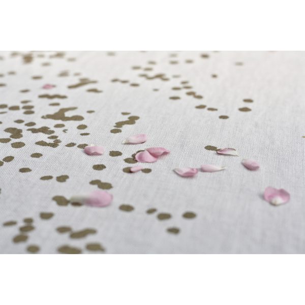 Frohstoff Nahaufnahme von Tischläufer aus Leinen grau mit Blütenblätter Motiv in messing mit kleinen Blüten darauf dekoriert