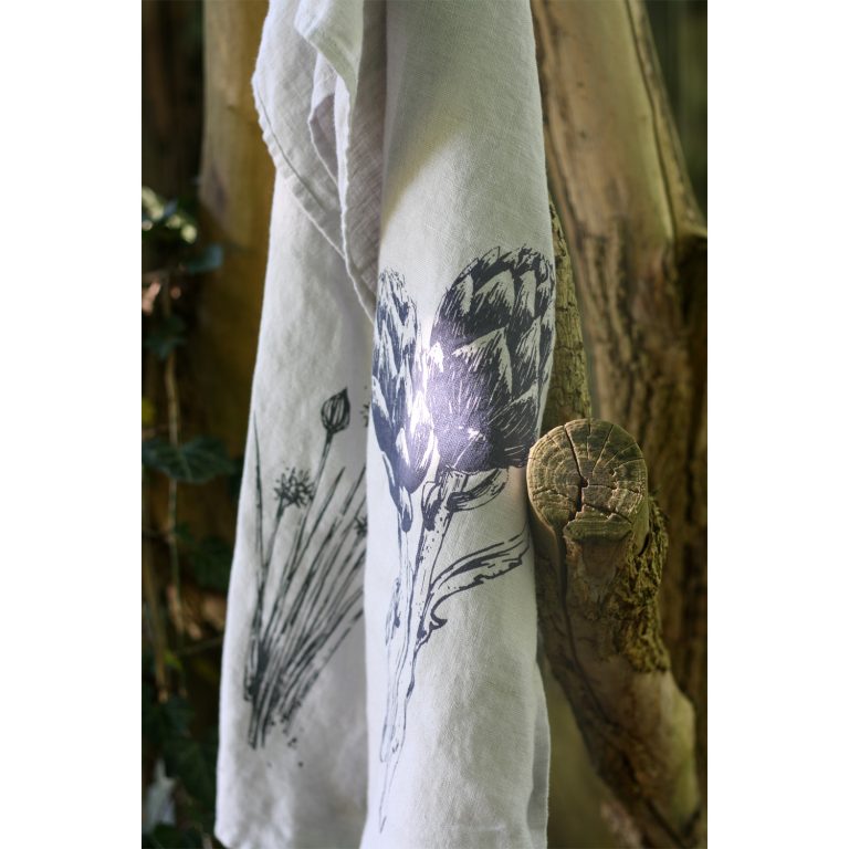Frohstoff Geschirrtuch aus Leinen Grau mit Artischocken Motiv an holz aufgehängt
