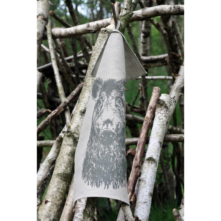 Frohstoff Geschirrtuch aus Leinen mit Keiler Motiv in Olivgrau in einem Wald an Stöckern aufgehängt