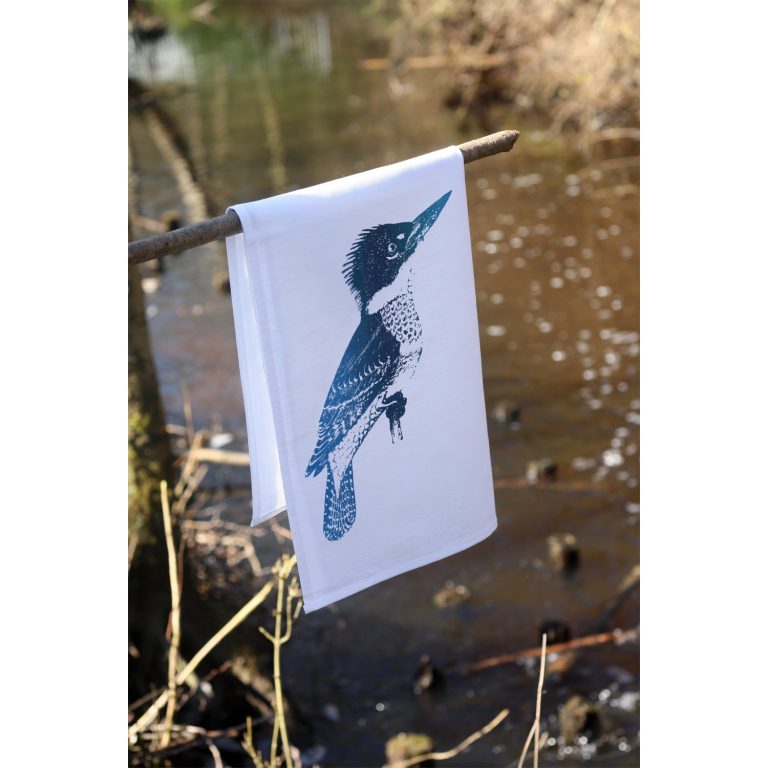 Frohstoff Geschirrtuch mit Eisvogel Motiv über einen Ast gelegt über einen Flusszweig