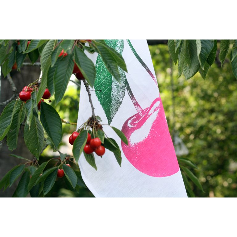 Frohstoff Geschirrtuch mit Kirschen Motiv in pink an einem Kirschbaum aufgehängt
