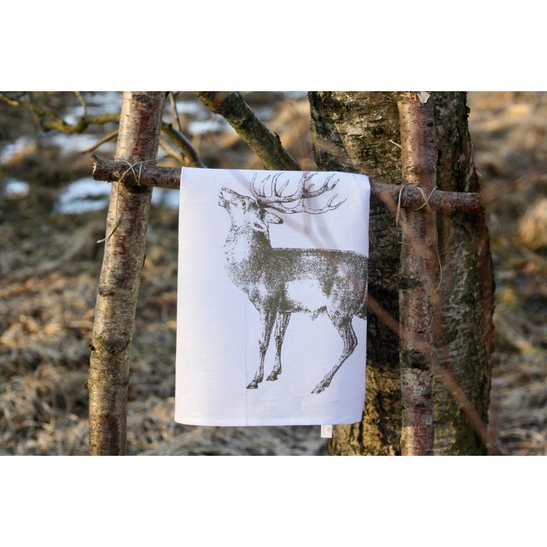 Frohstoff Geschirrtuch mit röhrender Hirsch Motiv in Olivgold in einem Wald aufgehängt