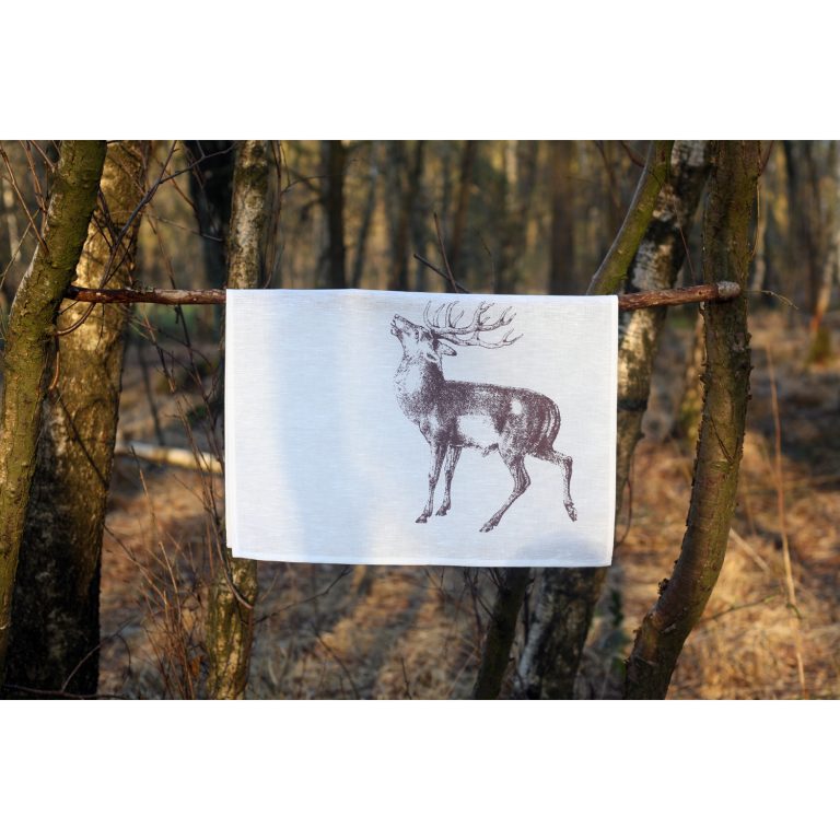Frohstoff Geschirrtuch mit röhrender Hirsch Motiv in rosenholz zwischen zwei Bäumen eines Waldes aufgehängt