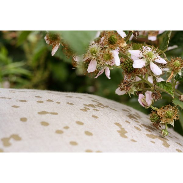 Frohstoff Kissen aus Leinen Natur mit Blüten Motiv in messing mit einer Pflanze als Nahaufnahme