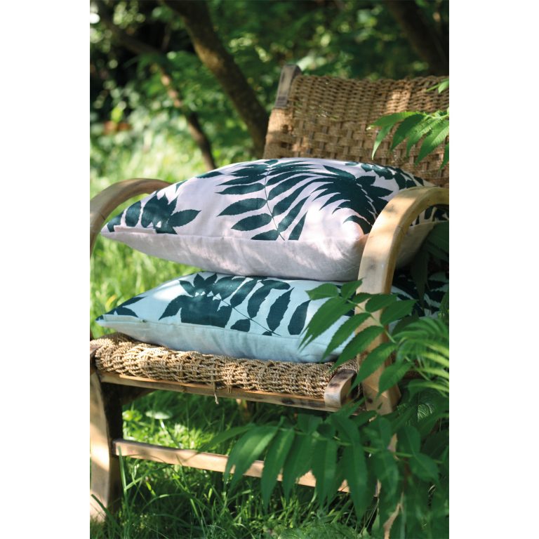 Frohstoff 2 Kissen aus Leinen Rosa und Minze mit Essigbaum Motiv auf einem schönen Sessel in der Natur
