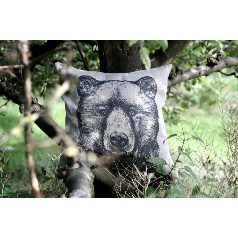 Frohstoff Kissen aus Leinen Natur mit Bär Motiv in einem Wald
