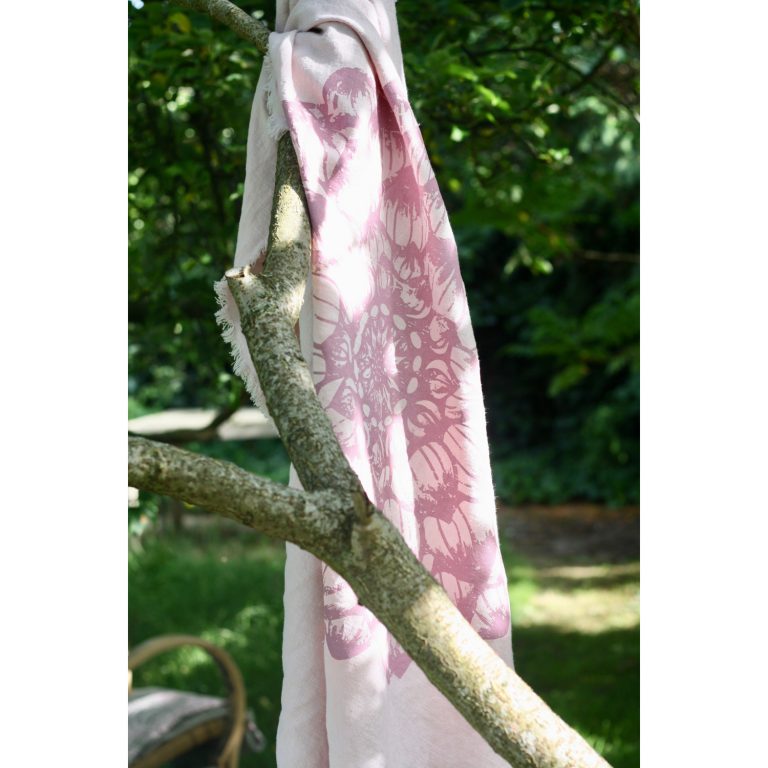 Frohstoff Plaid aus Leinen rosa mit dem Dahlie Motiv über ein Ast gelegt