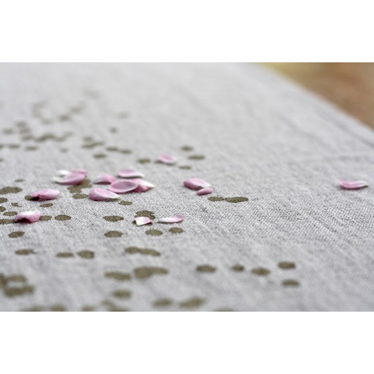 Frohstoff Tischläufer aus Leinen Natur mit Blütenblätter Motiv als nahaufnahme mit rosanen Blütenblätter darauf verteilt