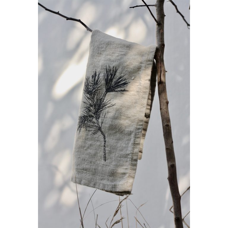 Frohstoff Serviette aus leinen mit Zweig Motiv über einen Ast eines Baumes gehängt