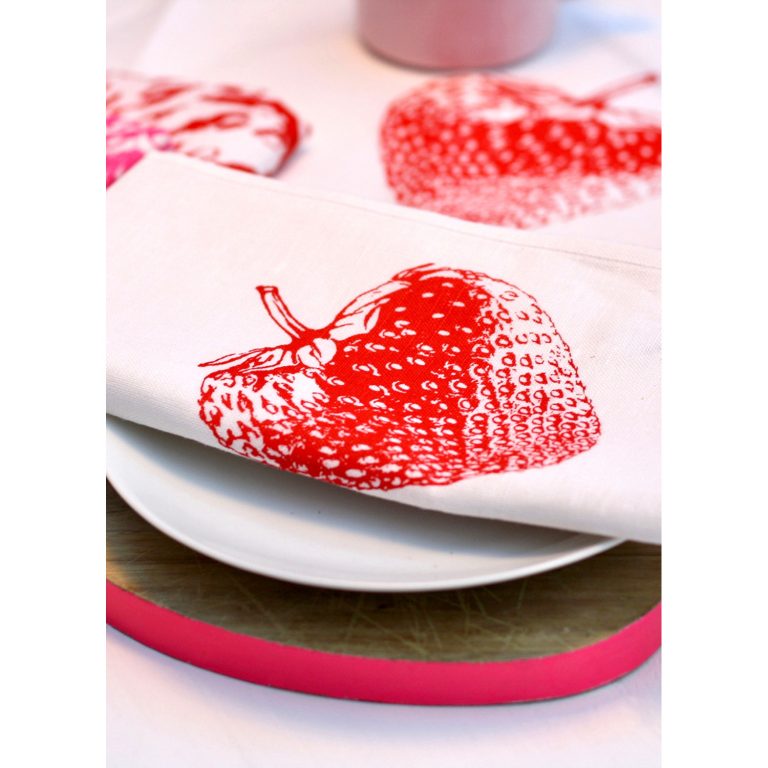 Frohstoff Servietten mit Erdbeeren Motiv in Rot auf einen Teller zusammengelegt