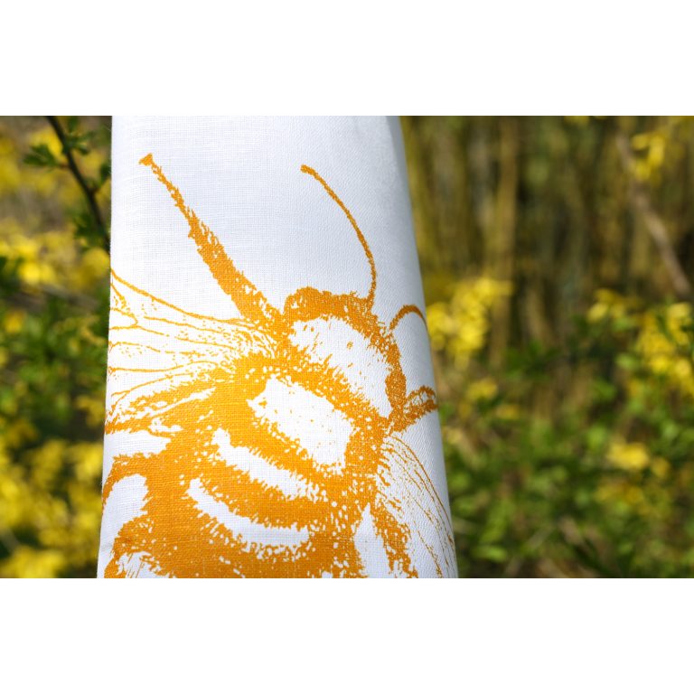 Frohstoff Nahaufnahme des Geschirrtuchs mit Bienen Motiv vor einer Gelb-Grünen Natur Kullise