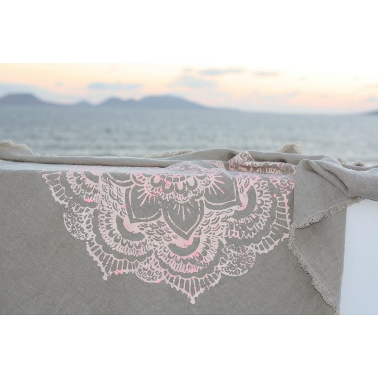 Frohstoff Plaid aus Leinen mit Ornament Motiv in pastellpink mit Meer und Bergen im Hintergrund