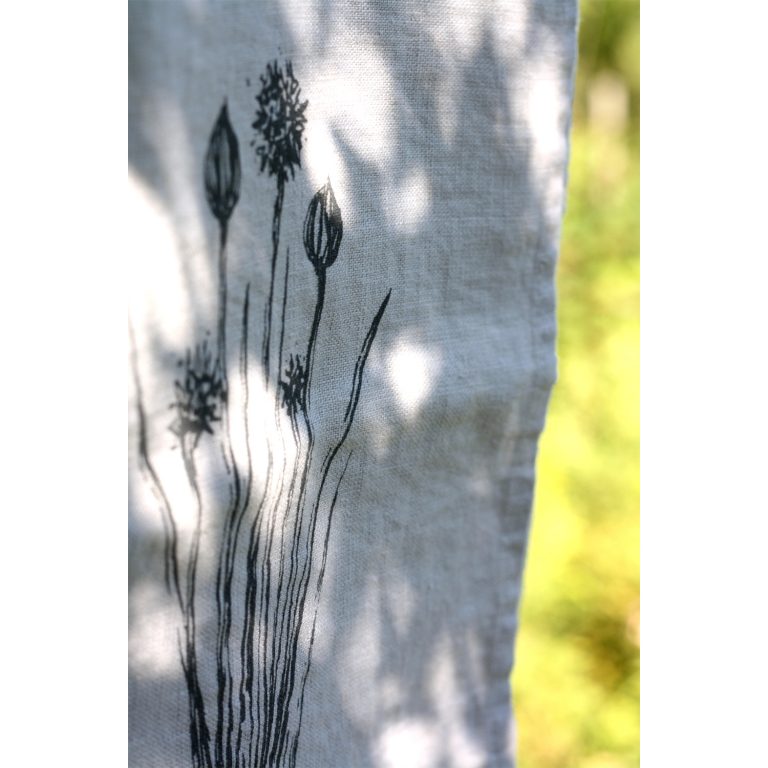 Frohstoff Geschirrtuch aus Leinen Grau mit Schnittlauch Motiv als Nahaufnahme mit Natur im Hintergrund