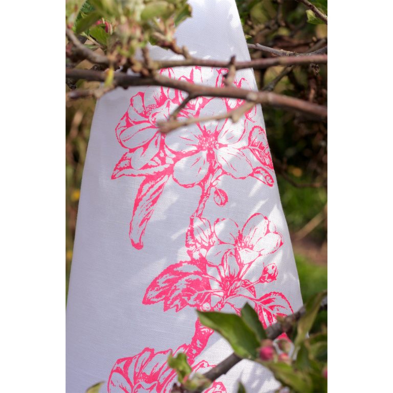 Frohstoff Geschirrtuch mit Apfelblüten Motiv in pink in einem Baum aufgehängt