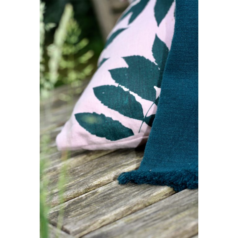 Frohstoff Kissen aus Leinen Rosa mit Essigbaum Motiv nahaufnahme einer Ecke