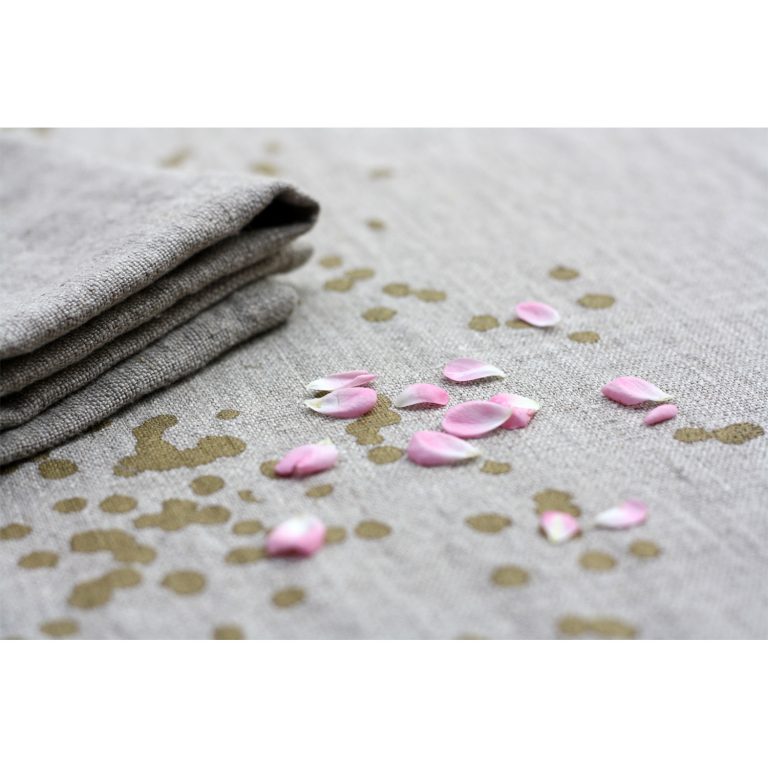Frohstoff Nahaufnahme von der Serviette aus Leinen mit Blütenblätter Motiv mit Servietten zusammengelegt mit rosa Blüten dekoriert