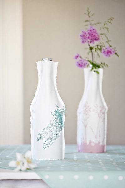 Frohstoff Flaschenhusse mit Wiesen und Libellen Motiv mit violetter Blume dekoriert
