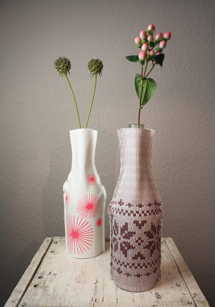 Frohstoff Flaschenhussen mit Blumem dekoriert
