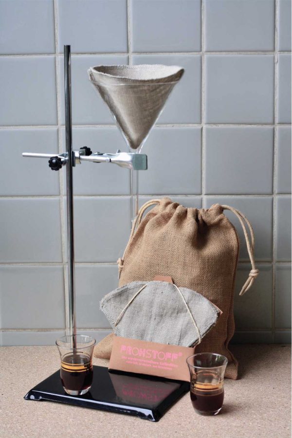 Frohstoff Kaffefilter aus Leinen in einer besonderen Kaffemaschine mit einem Leinenbeutel dahinter