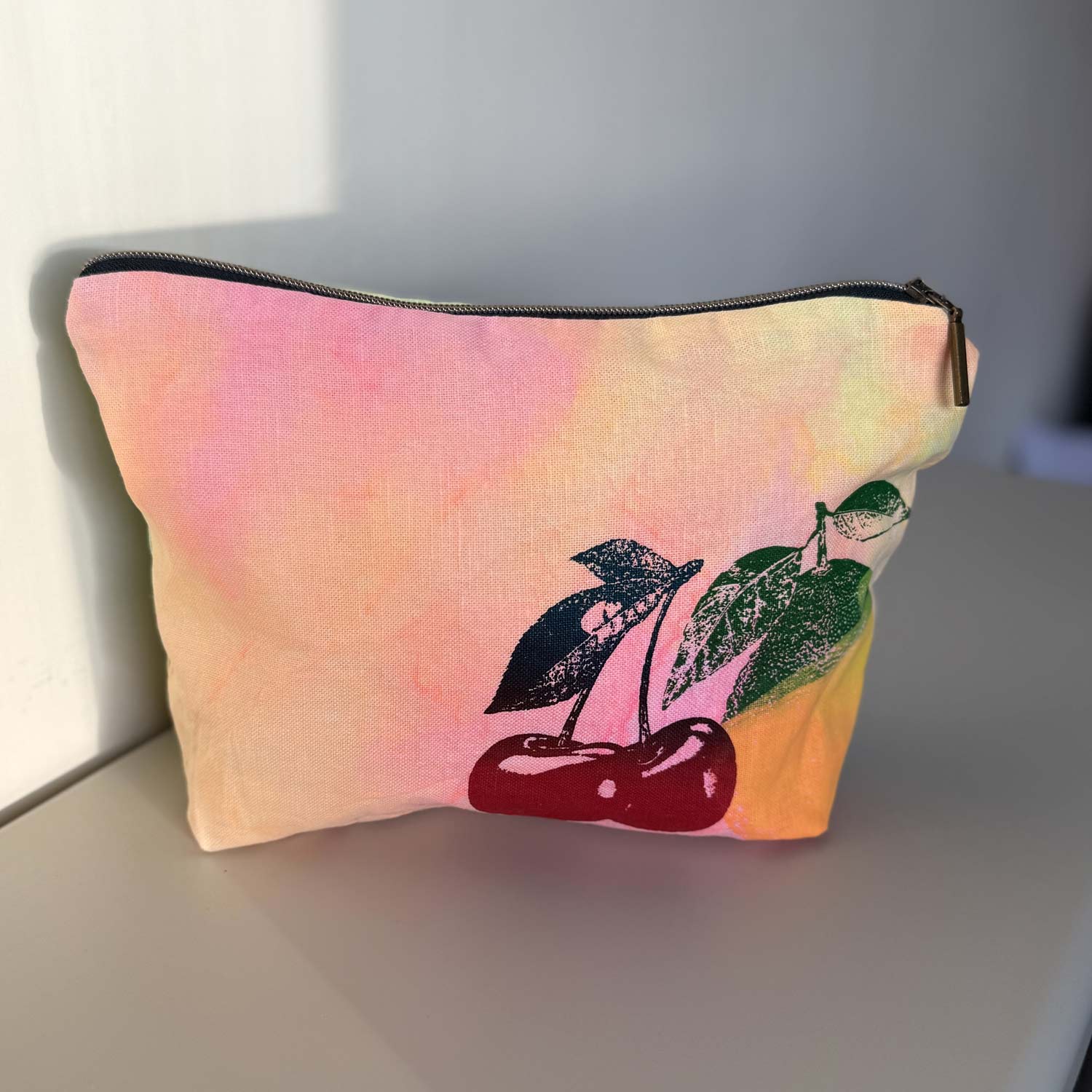 Frohstoff Unique Fruehlingsetui mit Früchten als Motiv aus unserer Atelier-Kollektion in bunten Farben