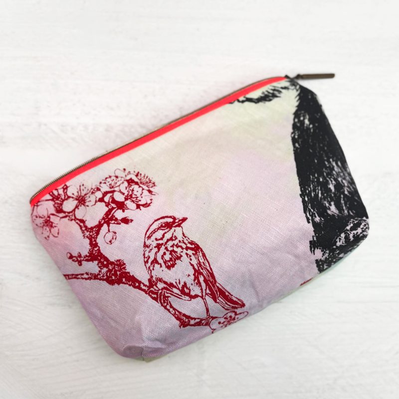 Halbleinen Etui aus der Unique Kollektion mit dem Spatz als Motiv in der Innenseite