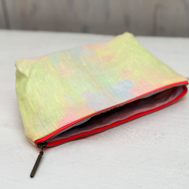 Halbleinen Etui aus der Unique Kollektion mit Kaefern als Motiv und bunter Rueckseite