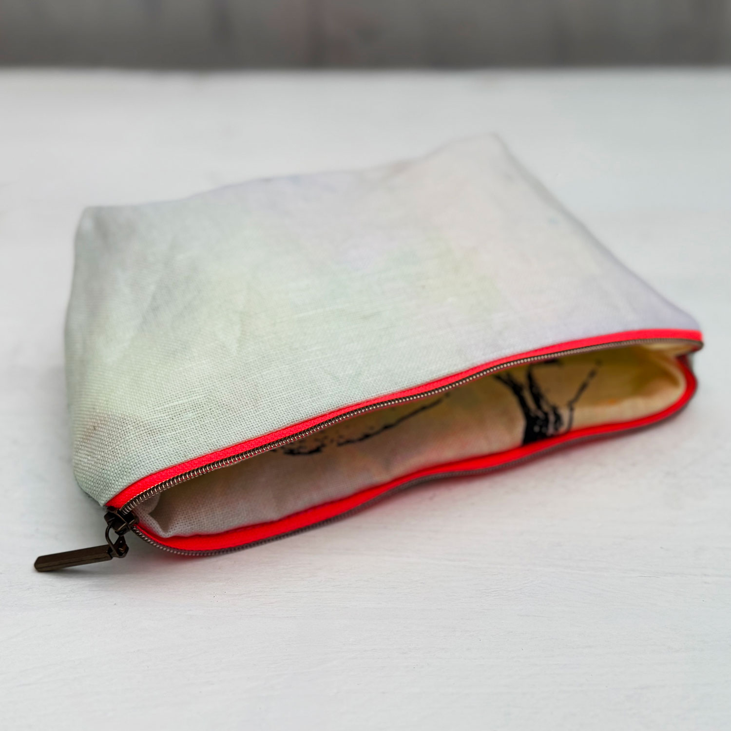 Halbleinen Etui aus der Unique Kollektion mit Kaefern als Motiv und bunter Rueckseite