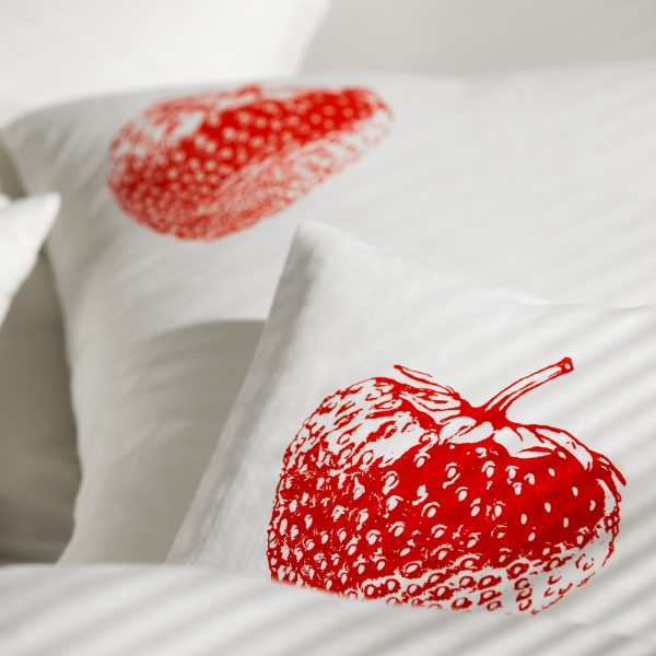 Frohstoff 2 Kissen mit Erdbeeren-Motiv in rot dekoriert