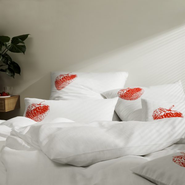 Frohstoff verschiedene Kissen mit Erdbeeren-Motiv im Farbton Rot in einem Bett dekoriert