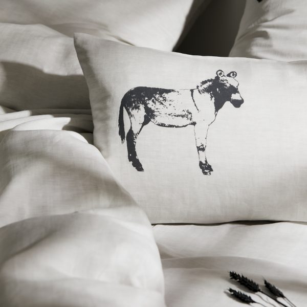 Frohstoff Kissen mit Esel-Motiv im Farbton Anthrazit in einem Bett dekoriert