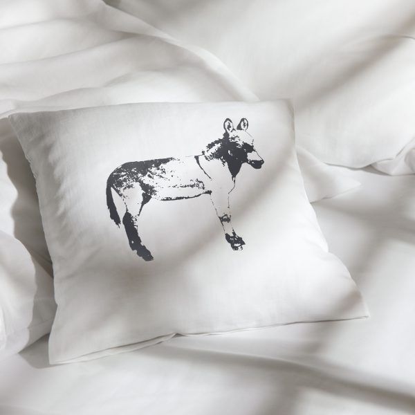 Frohstoff Kissen mit Esel-Motiv in der Farbe Anthrazit in einem Bett