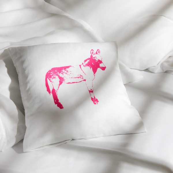 Frohstoff Kissen mit Esel-Motiv im Farbton Neon-Pink auf einem Bett