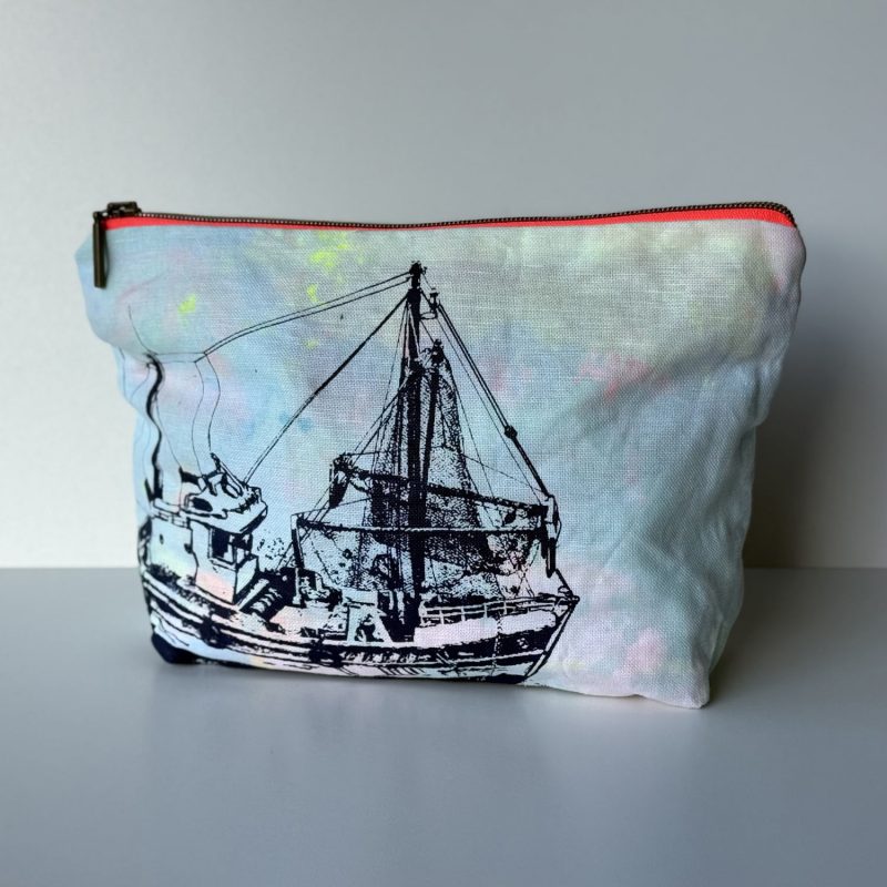 Frohstoff Atelier Etui mit dem Motiv Kutter in maritimen Blautönen