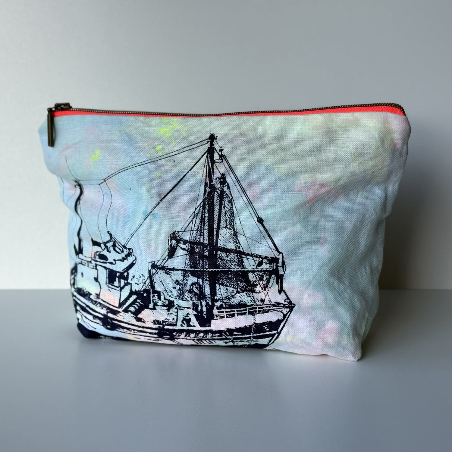 Frohstoff Atelier Etui mit dem Motiv Kutter in maritimen Blautönen
