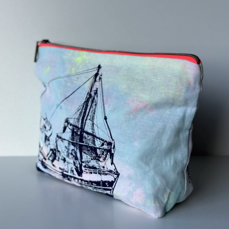 Frohstoff Atelier Etui mit dem Motiv Kutter in maritimen Blautönen