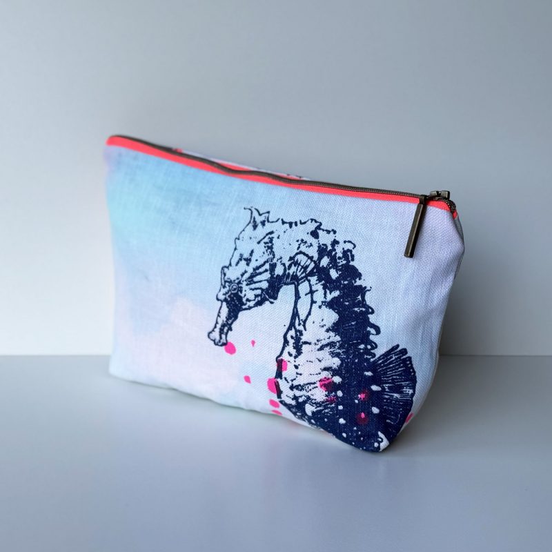 Frohstoff Halbleinen Etui mit dem Motiv Seepferdchen in Blautönen und bunten Farben