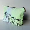 Frohstoff Atelier Etui mit dem Motiv Berge grün blau eingefärbt