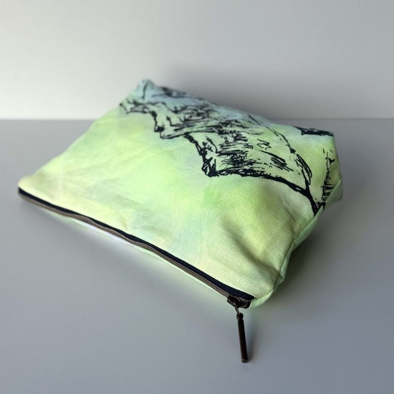 Frohstoff Atelier Etui mit dem Motiv Berge grünlich eingefärbt