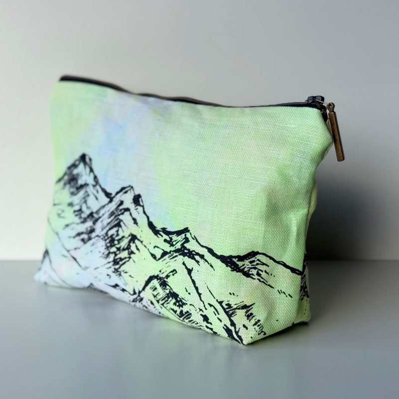 Frohstoff Atelier Etui mit dem Motiv Berge grün blau eingefärbt