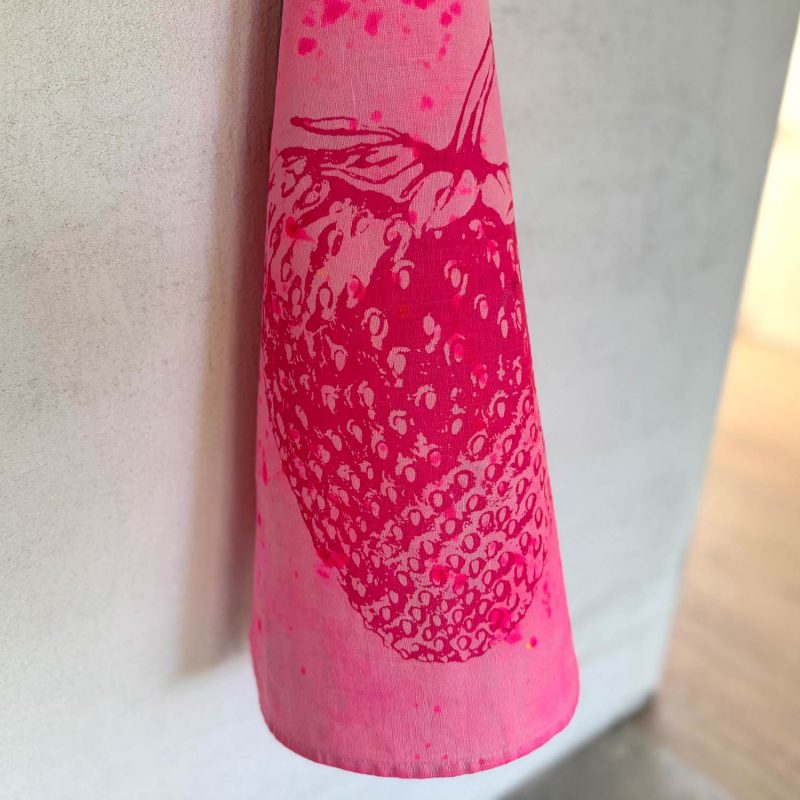Frohstoff Atelier Geschirrtuch aus Halbleinen mit dem Motiv Erdbeere