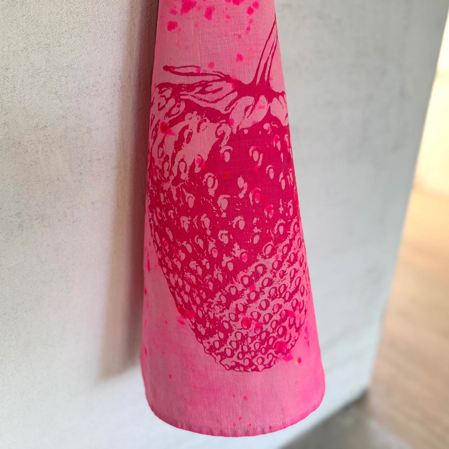Frohstoff Atelier Geschirrtuch aus Halbleinen mit dem Motiv Erdbeere