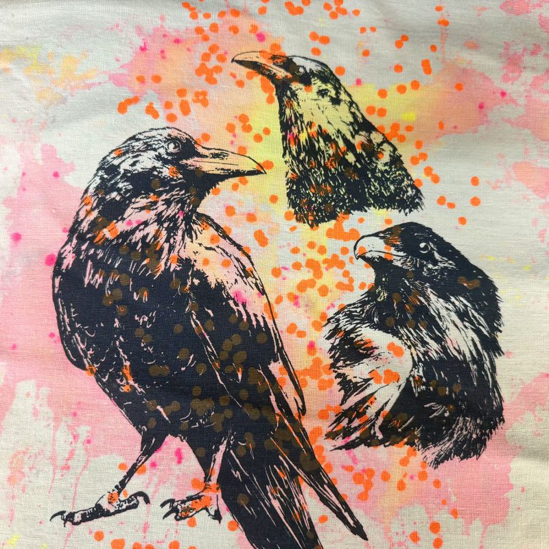 Frohstoff Atelier Geschirrtuch aus Leinen mit dem Motiv Rabentrio in bunten Farben
