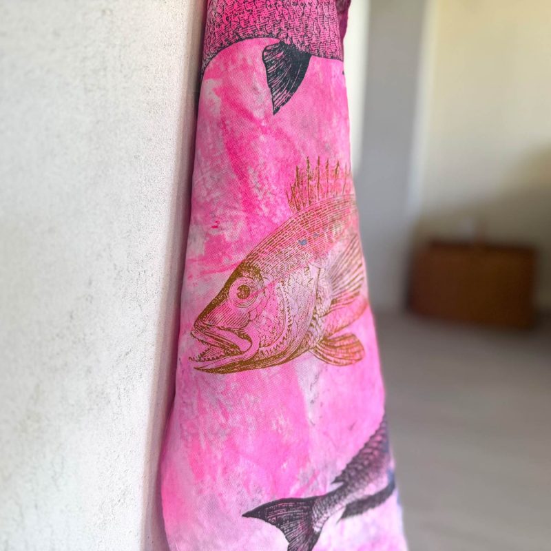 Frohstoff Atelier Geschirrtuch aus Leinen mit dem Motiv Fischtrio in bunten Farben