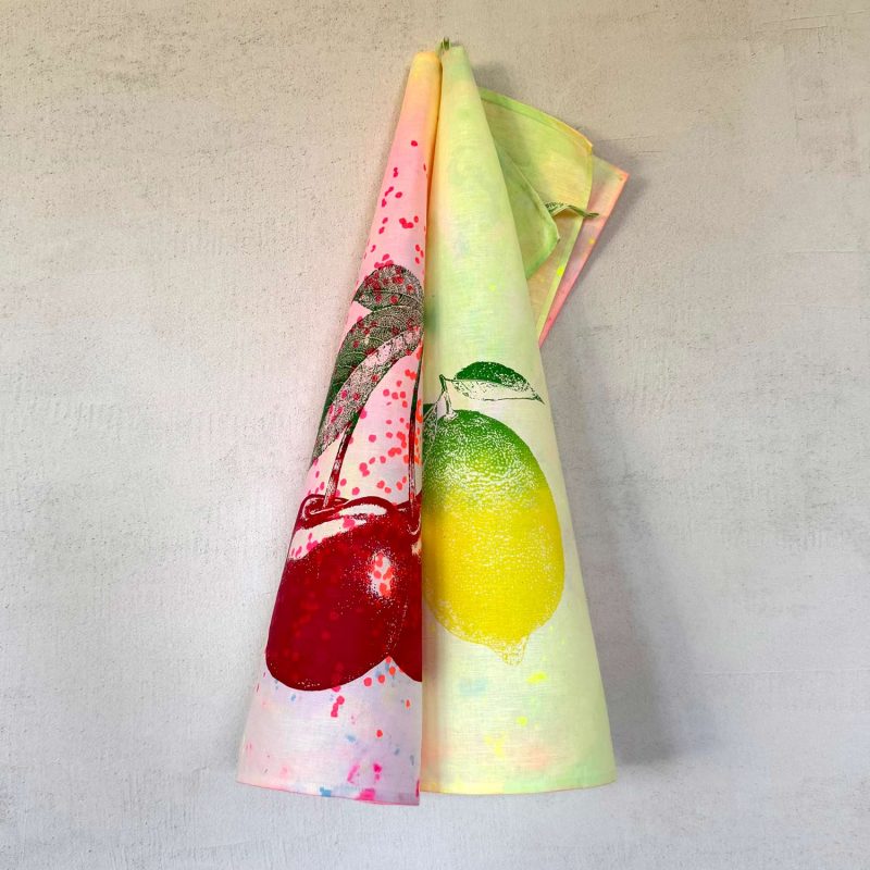Frohstoff Atelier Geschirrtuch aus Halbleinen mit den Motiven Kirsche und Zitrone