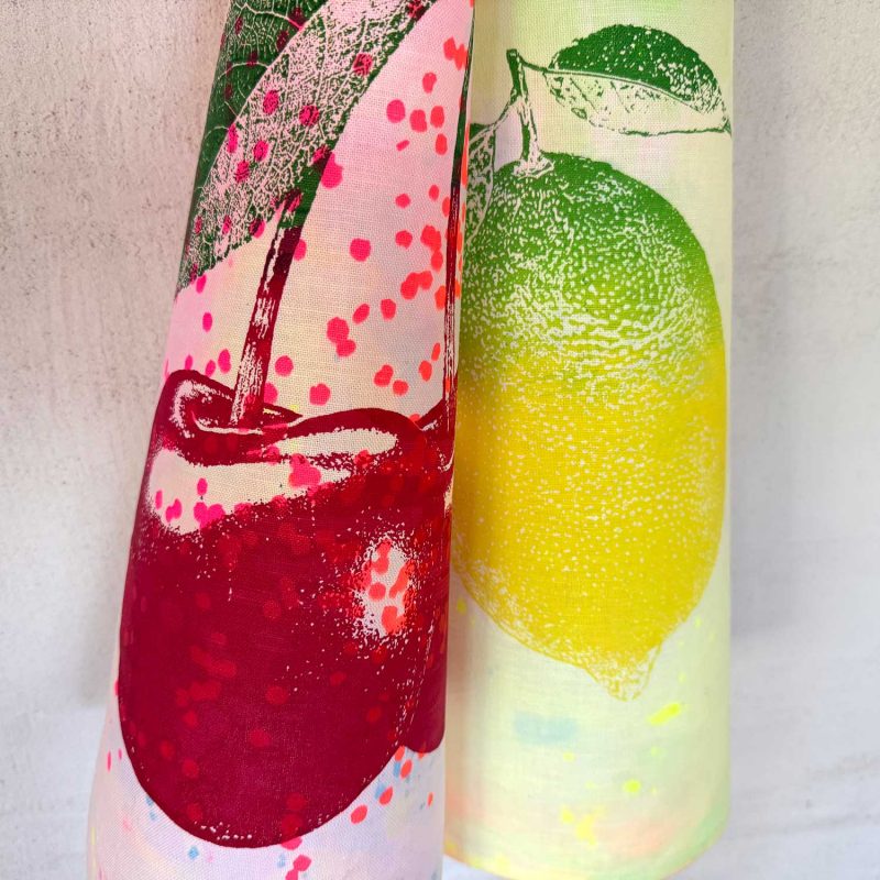 Frohstoff Atelier Geschirrtuch aus Halbleinen mit den Motiven Kirsche und Zitrone in bunten Farben