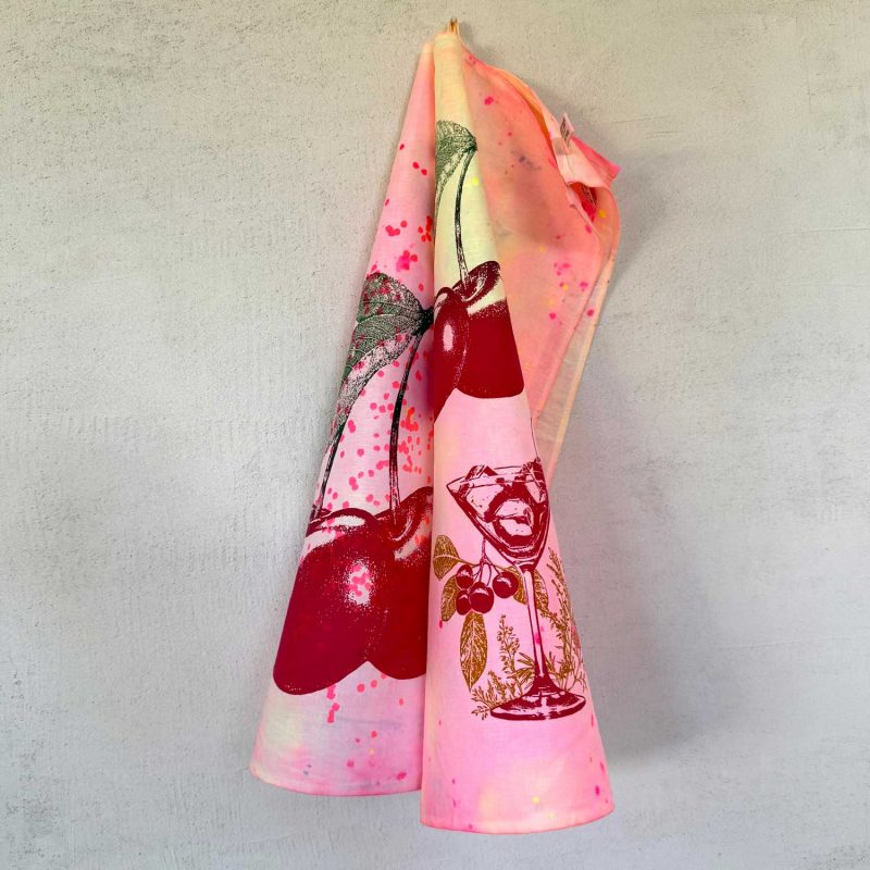 Frohstoff Atelier Geschirrtuch aus Halbleinen mit den Motiven Kirsche und Kirschcocktail