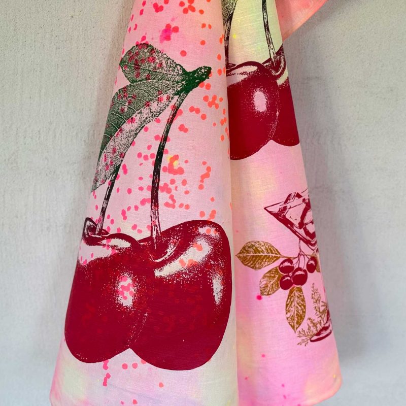 Frohstoff Atelier Geschirrtuch aus Halbleinen mit den Motiven Kirsche und Kirschcocktail in bunten Farben
